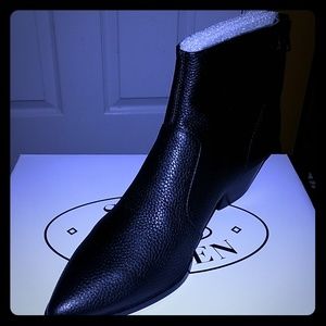 Steve Madden size 8.5 Black Leather Booties